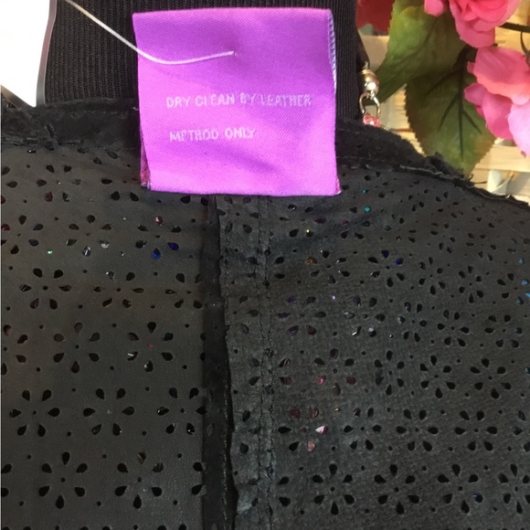 💖🌸 See new listing 🌺💜 Suzanne Somers Black Laser Cut Leather Cape Poncho - Picture 11 of 15